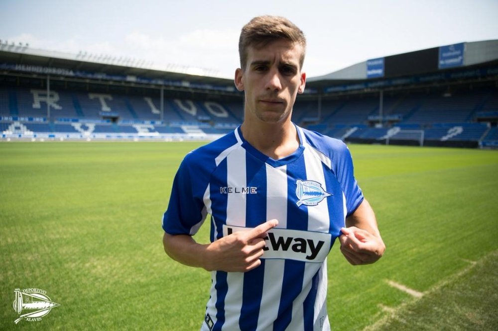 Pere Pons fue presentado como jugador del Alavés. Alavés