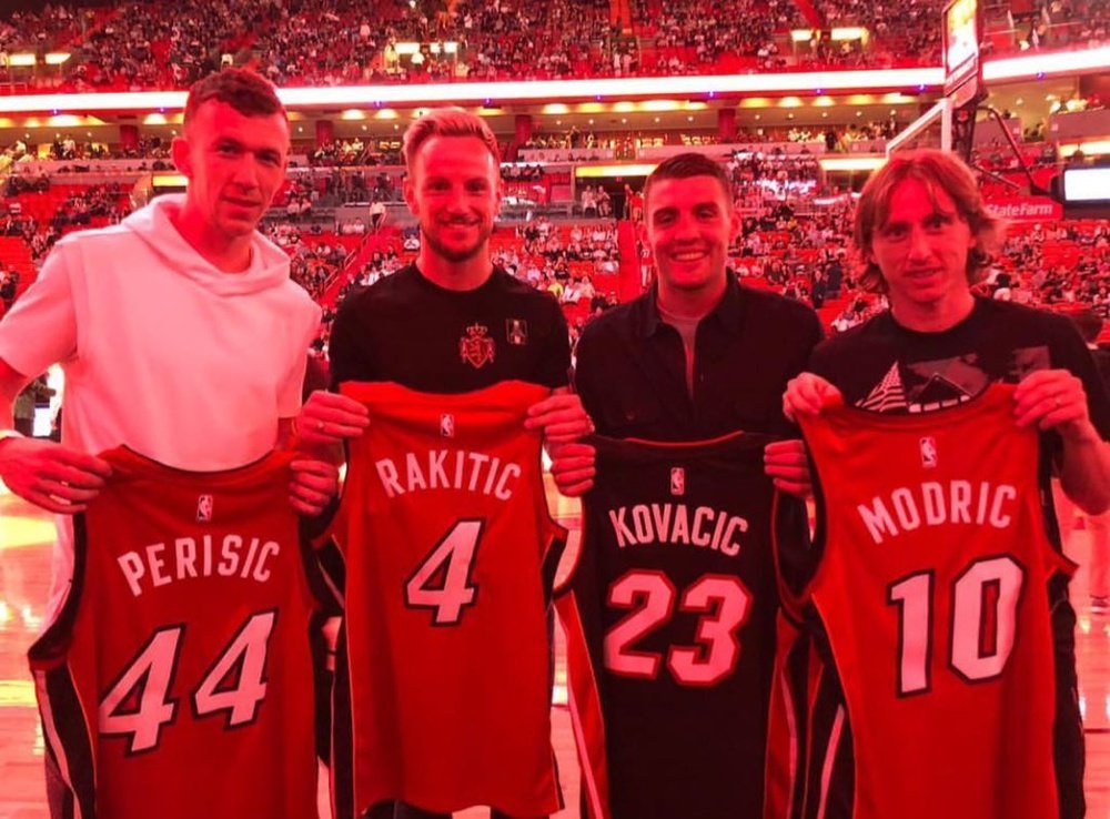 Los cuatro futbolistas croatas disfrutaron de la NBA. Instagram/IvanRakitic
