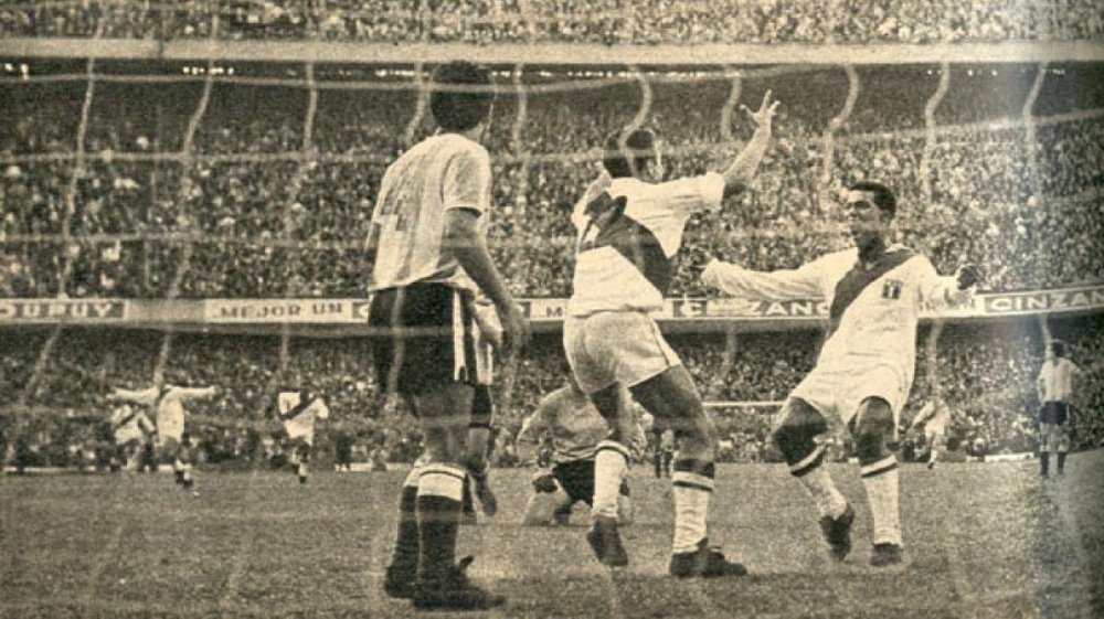 Perú celebra el empate cosechado ante Argentina en la fase de clasificación de 1969. ElGráfico