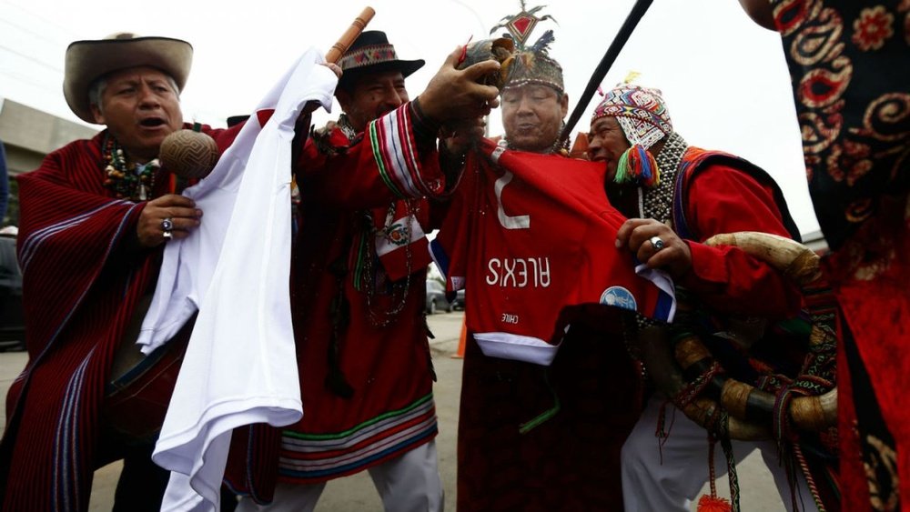 Peruvian witchdoctor curses Alexis Sanchez. Twitter