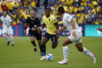 L'Équateur a renversé la rencontre mardi, face à l'Uruguay de Marcelo Bielsa, remportant ainsi son premier match dans ces Éliminatoires de la Coupe du monde 2026, mais pointe toujours à zéro point suite à une sanction du Tribunal arbitral du sport.
