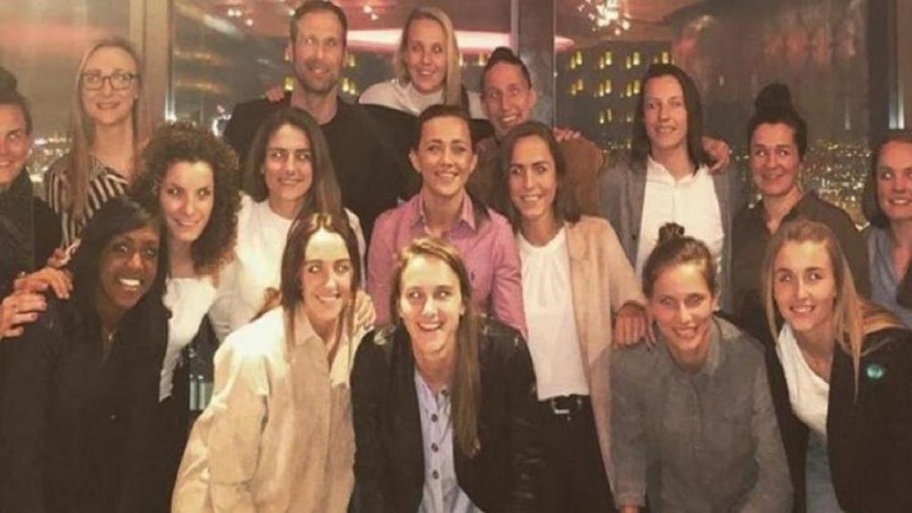 El gran detalle de Cech con el equipo femenino del Arsenal. Instagram