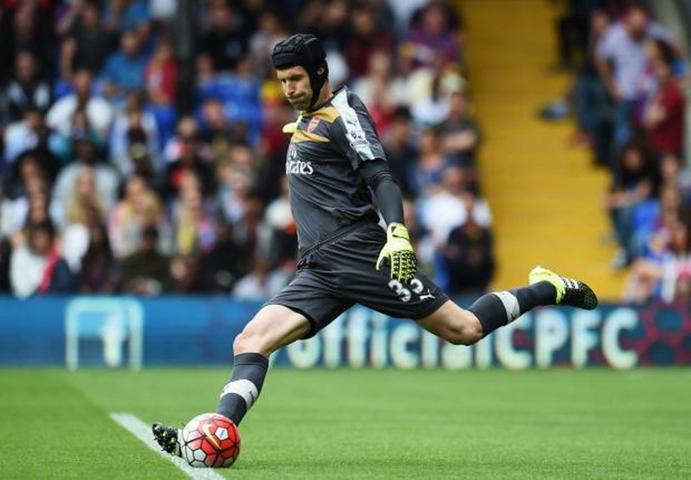 Peter Cech golpea un balón en un partido del Arsenal. Twitter
