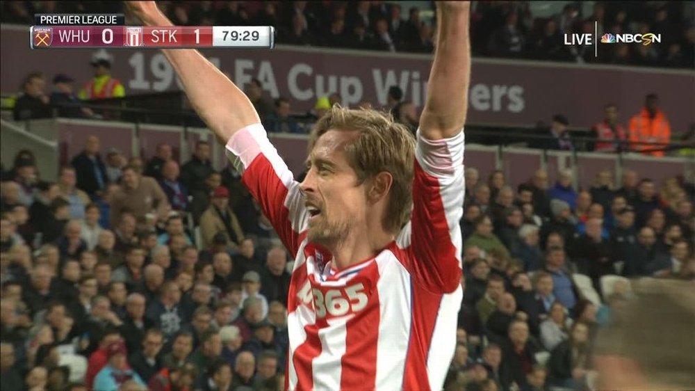 Crouch put Stoke ahead in the second half. Captura/NBC