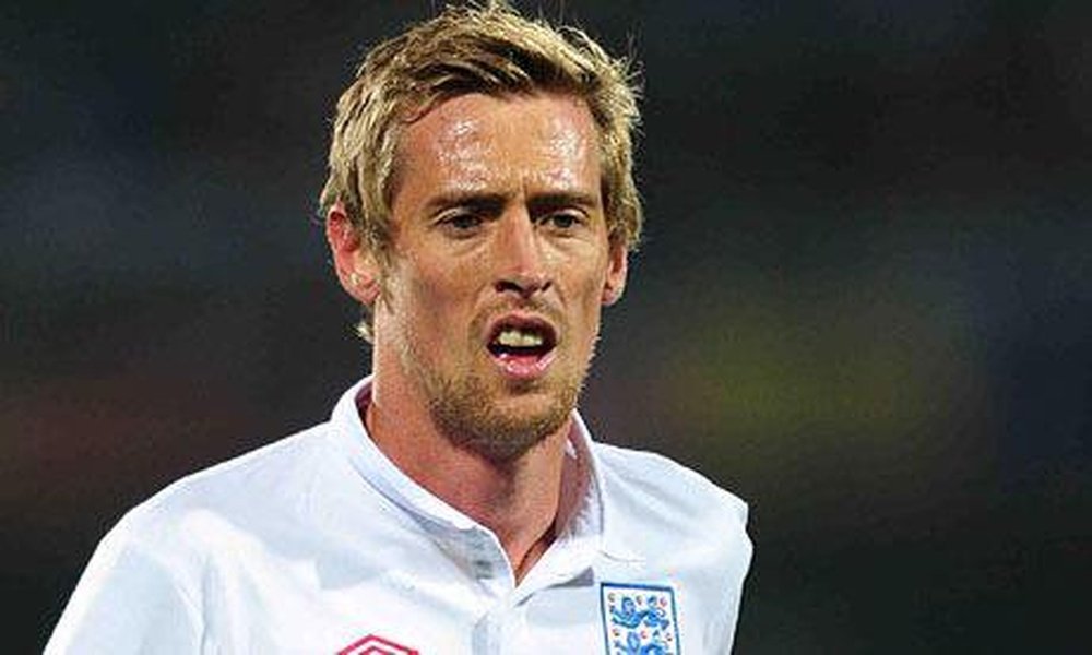Peter Crouch dresses up for charity Sport Relief. Twitter