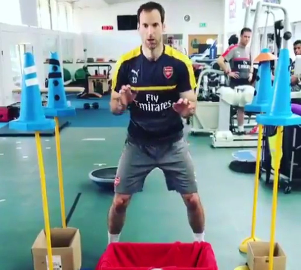 Petr Cech, entrena sus reflejos con pelotas de ping-pong. Captura