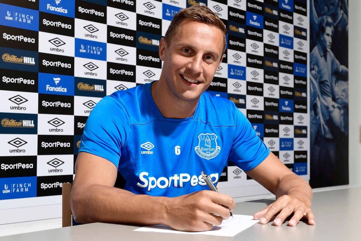 Jagielka signs one-year extension