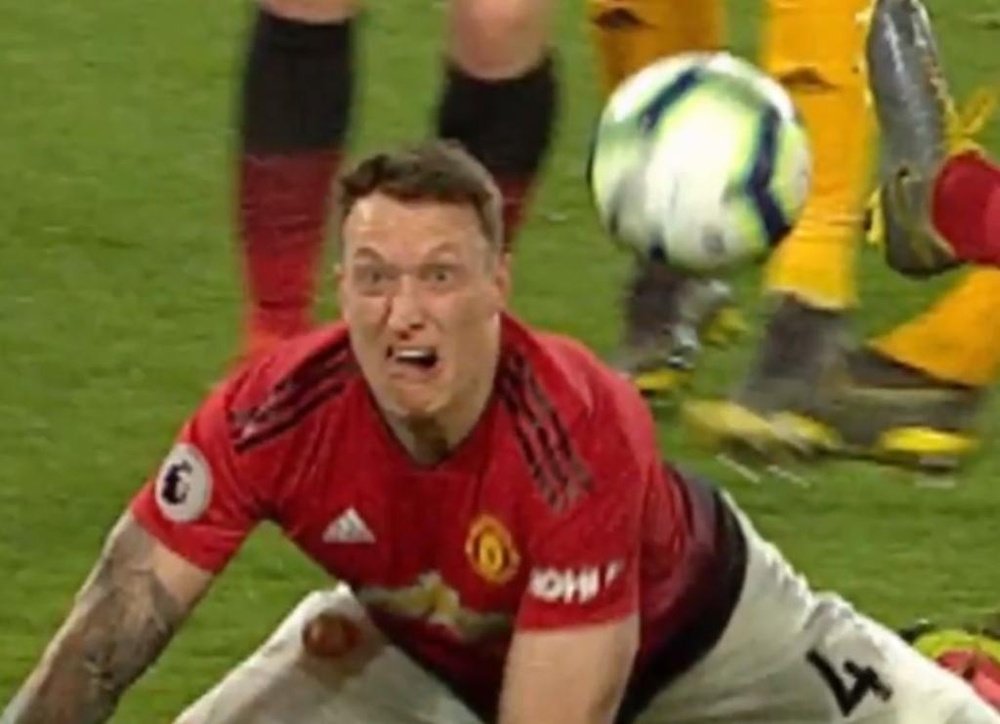 Otra cara extraña de Phil Jones. Captura/TV2Sporten