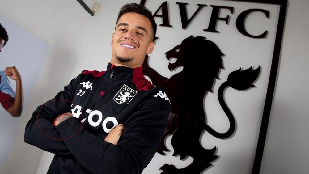 Coutinho lleva el amuleto que le dio Messi. AstonVilla