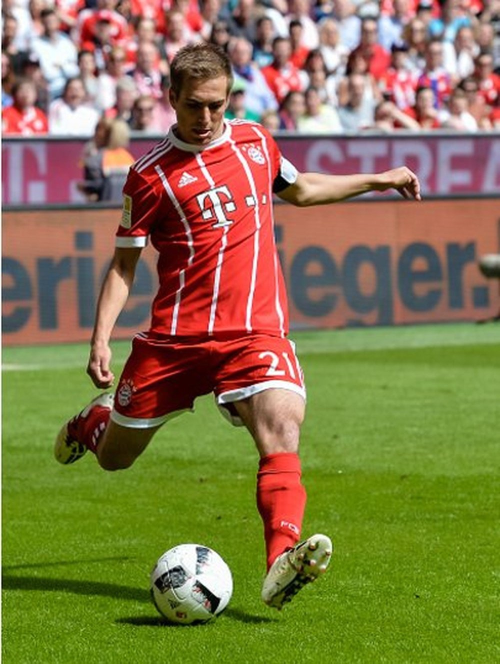 Lahm bids emotional farewell as Bayern Munich honour retiring captain. Twitter