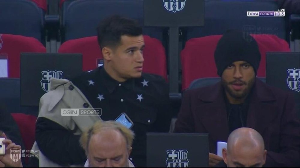 Coutinho, assistindo ao Barça-Celta no Camp Nou. Twitter/beINSports