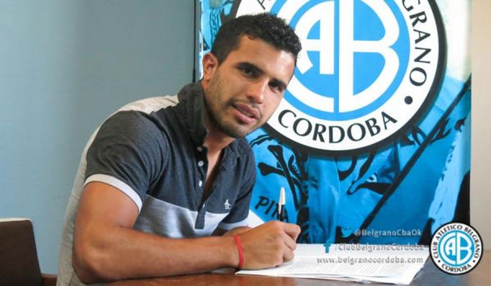 Pier Barrios, durante su firma de contrato con Belgrano. Belgrano