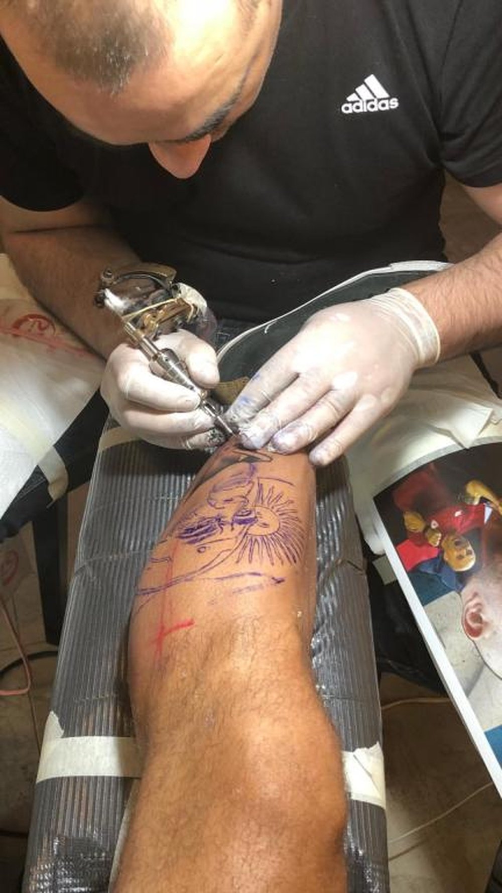 Alejandro Sampaoli se tatúa la cara de su padre en la pierna. TyCSports