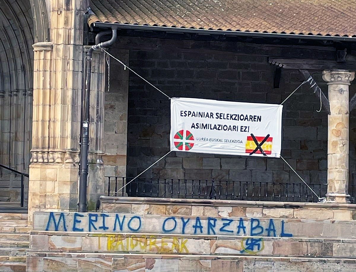 Pintada en un pueblo de Bizkaia contra Merino y Oyarzabal: "Traidores"