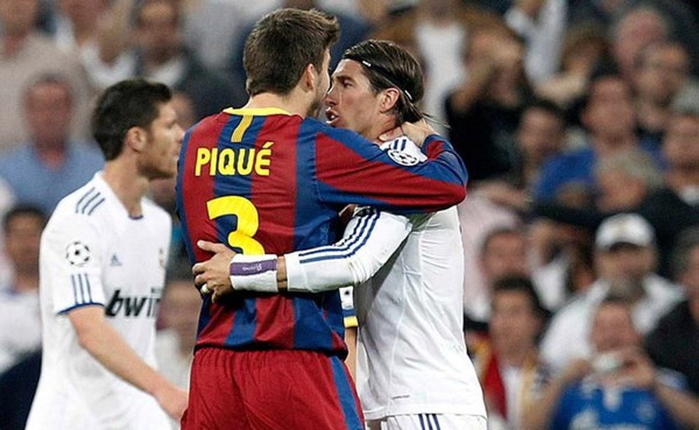 Piqué et Ramos lors d'un match de Liga entre Barcelone et Real Madrid. Twitter