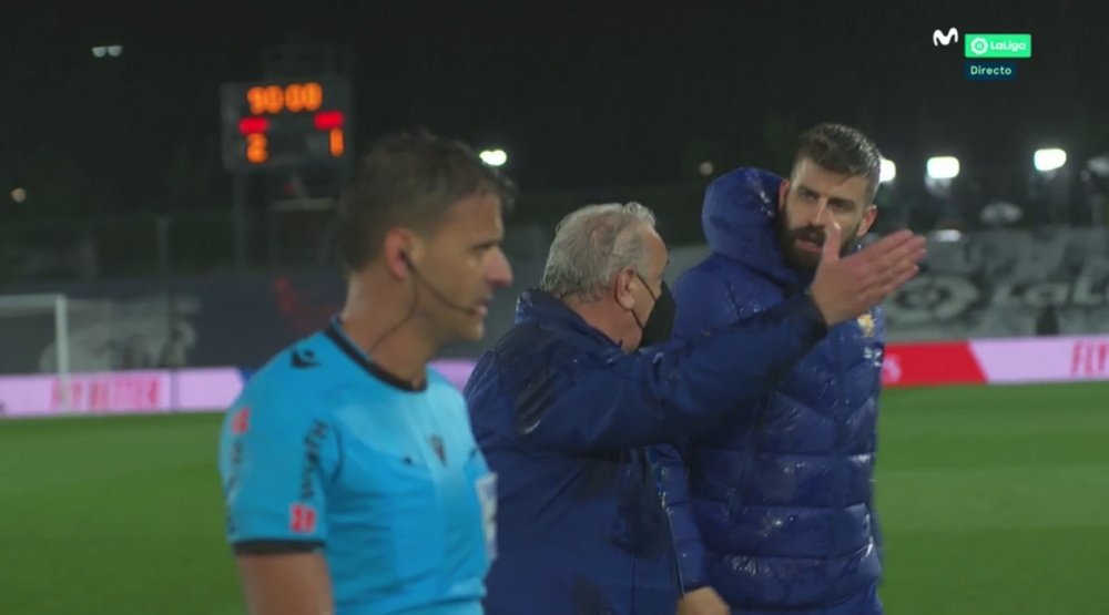 Gerard Pique was very unhappy with the referee in the loss to RM. Screenshot/Movistar+LaLiga