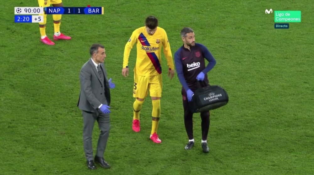 Piqué lands awkwardly, is subbed and could be in doubt for El Clasico. Screenshot/MovistarLigadeCamp