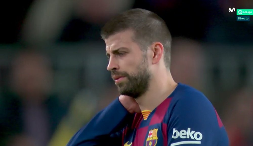 Pique had problems just before half-time. Captura/MovistarLaLiga