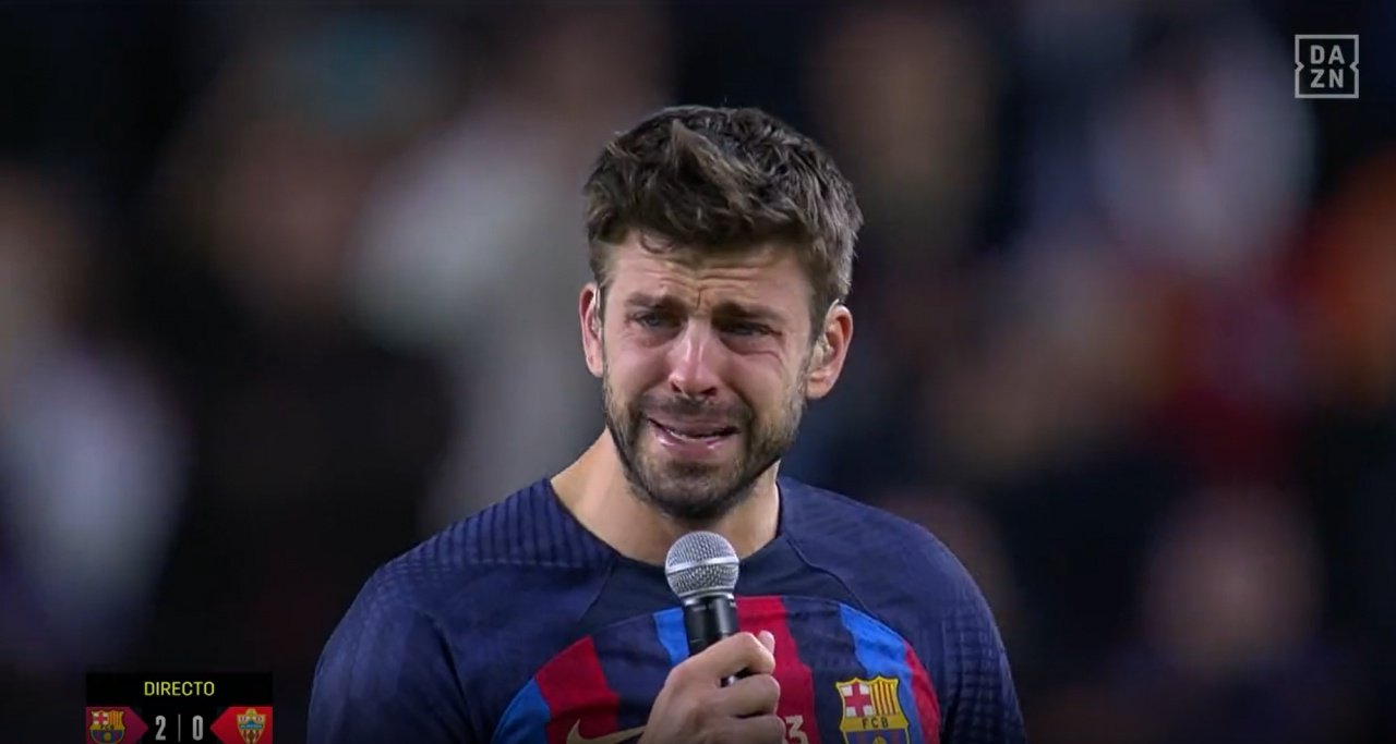 Piqué rompió a llorar en el Camp Nou. Captura/DAZN