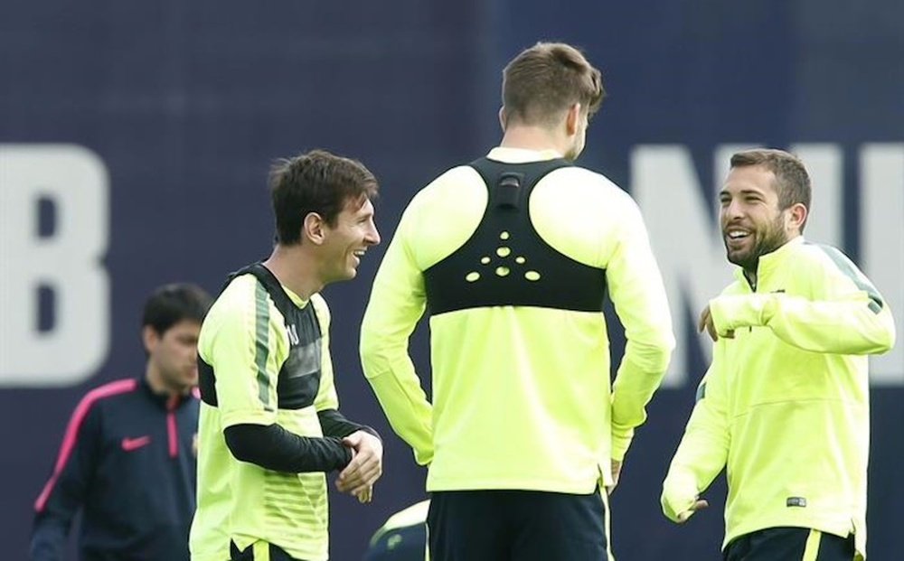 La imagen de los futbolistas del Barcelona con un chaleco es usual en los entrenamiento. EFE