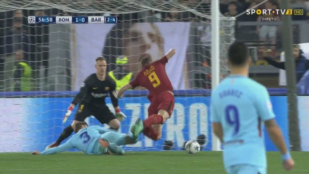 Pique tripped Dzeko to hand Roma their second of the game. Screenshot/SportTV