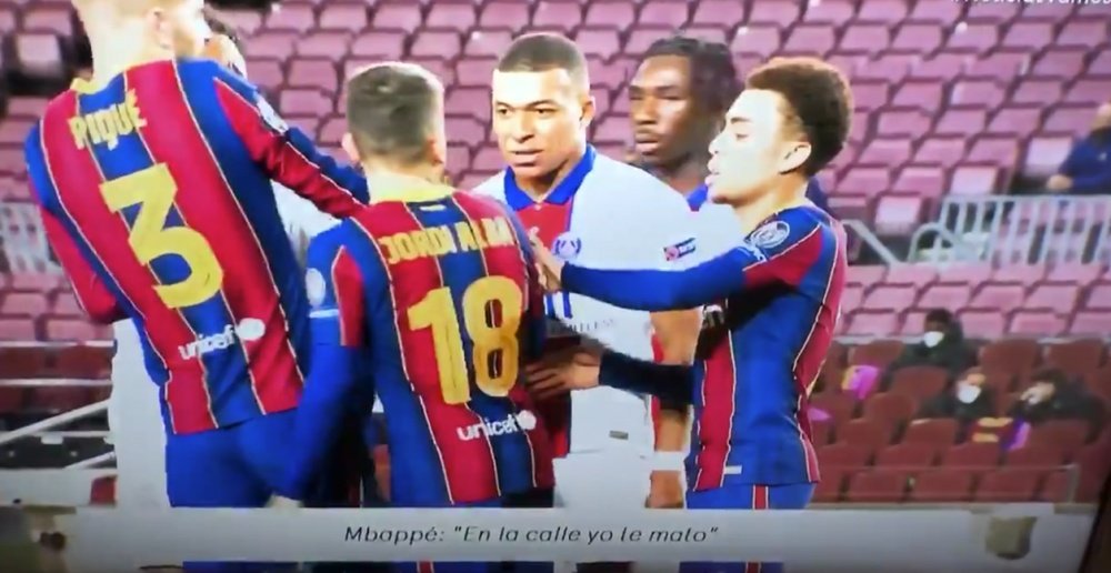 Pique entre Jordi Alba y Mbappé.  Captura/Vamos