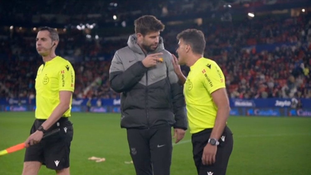 Piqué pidió explicaciones al árbitro tras echar a Lewandowski. Captura/MovistarLaLiga