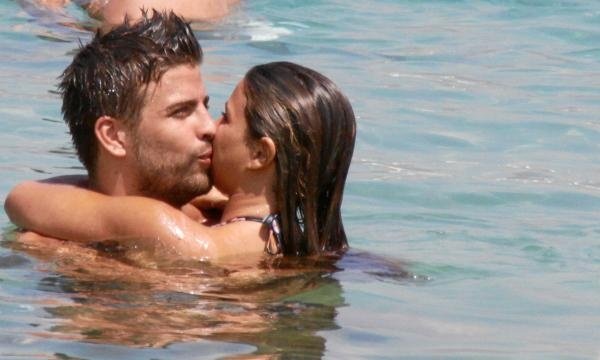 Piqué y su ex pareja Núria Tomàs cuando ambos eran novios, antes de 2010. Twitter.