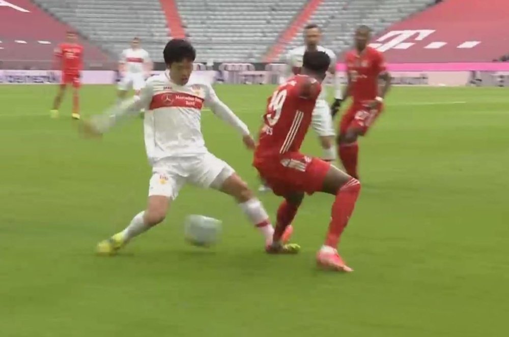 Horrible acción de Davies. Captura/MovistarLigaDeCampeones