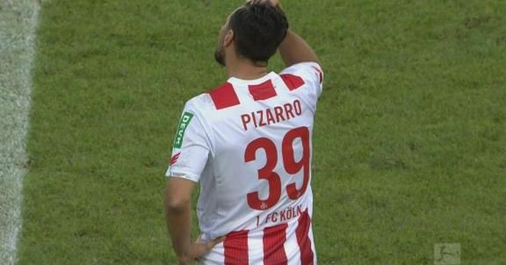 Pizarro se lamenta por el gol anulado ante el Hannover 96. Twitter/ESPN