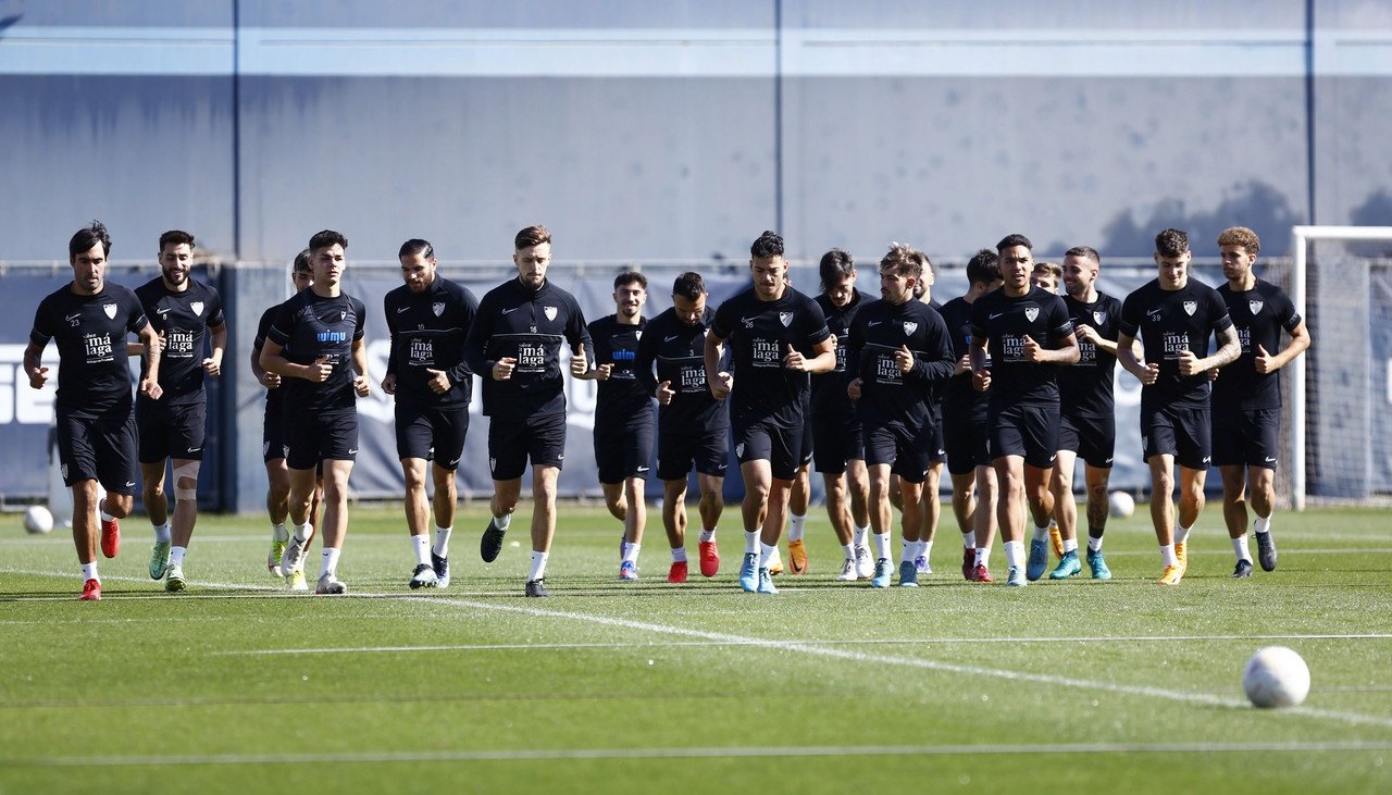 Plano general de la plantilla haciendo carrera continua en el entrenamiento del Málaga CF el 12-04-2022. Marilú Báez