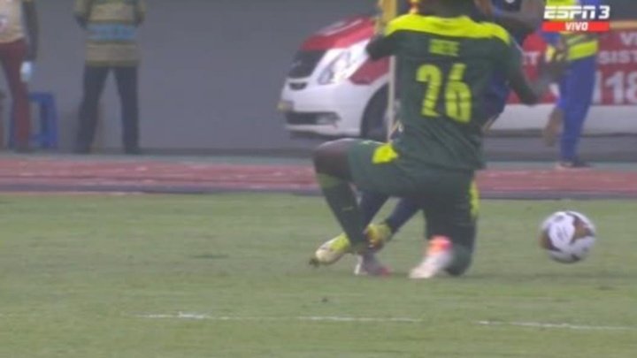 Otra roja en la Copa África: plantillazo de Andrade al tobillo de Pape Gueye