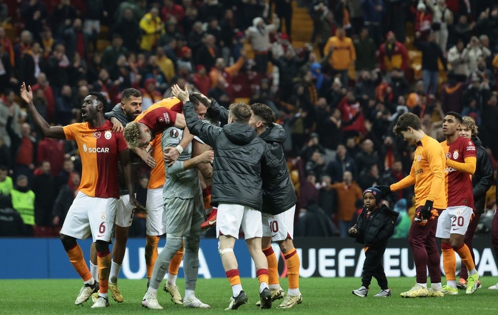 Galatasaray zombou do Besiktas após o clássico. EFE