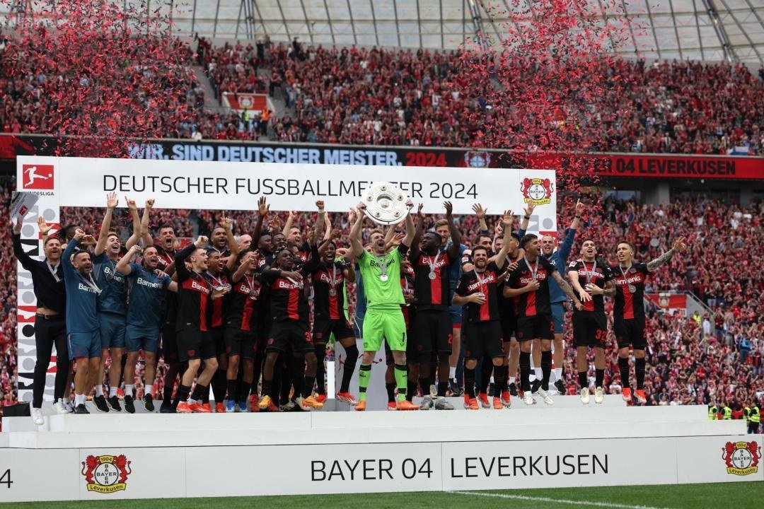 El Bayer Leverkusen logró la proeza de finalizar la temporada en la Bundesliga sin perder ningún partido (28 victorias y 6 empates) con su triunfo ante el Augsburg. Un hito que lo convierte en el primer campeón en lograrlo desde el Dynamo de Berlín en la República Democrática de Alemania en 1983. Un año de ensueño que podría verse engalanado con un triplete histórico en las próximas semanas.