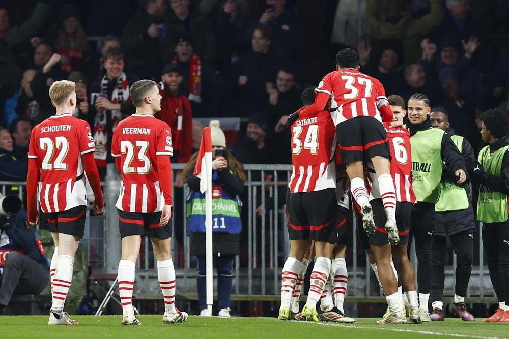PSV suffured a dismal 1-7 home defeat in the first leg agaisnt Arsenal. EFE