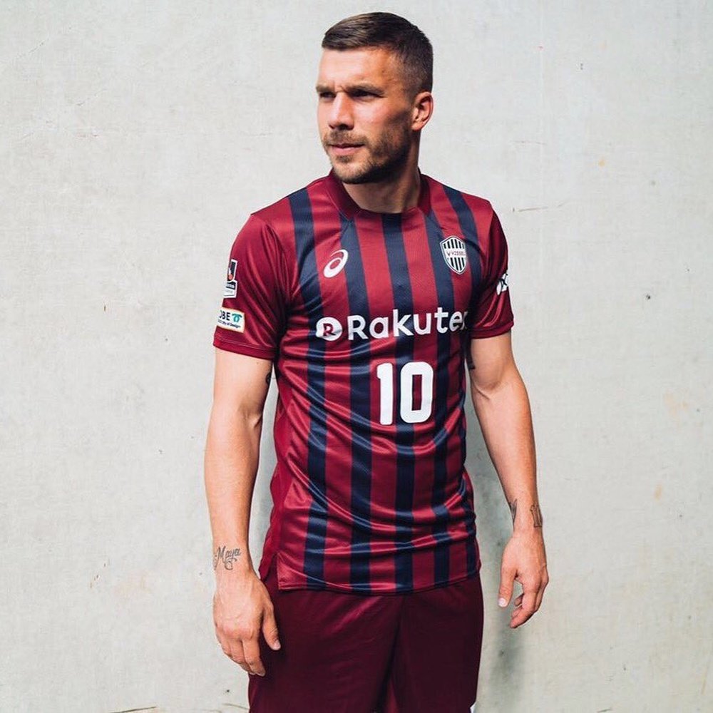 Podolski le ha dicho adiós al fútbol de élite. VisselKobe