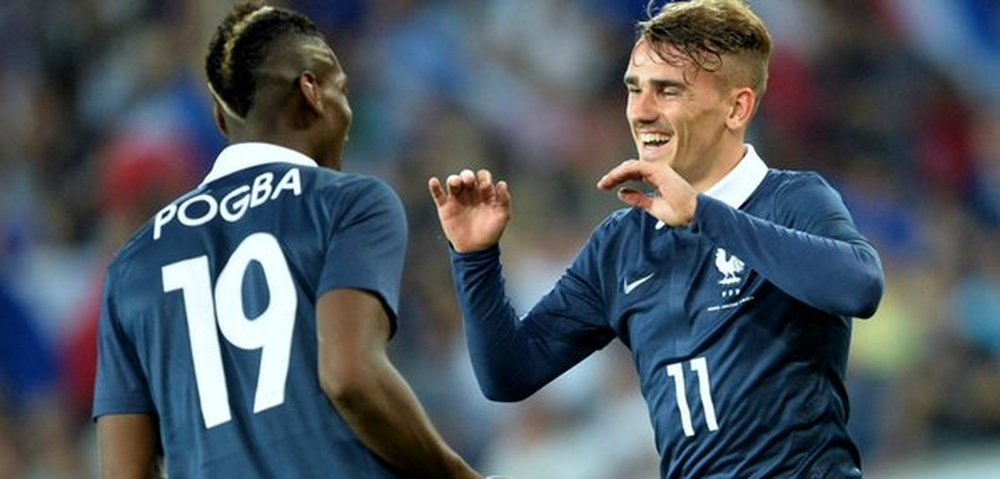 Pogba y Griezmann celebran un gol con la Selección Francesa. Twitter