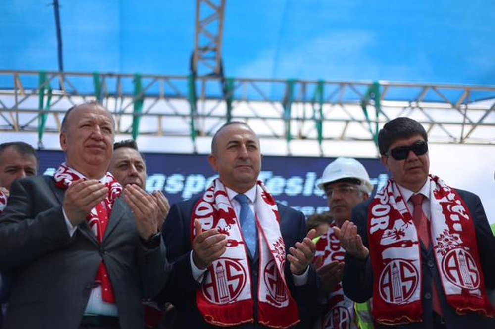 Políticos turcos posan con directivos del Antalyaspor. Twitter