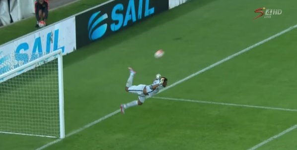 Un portero africano sorprende al mundo con el mítico 'escorpión' de Higuita