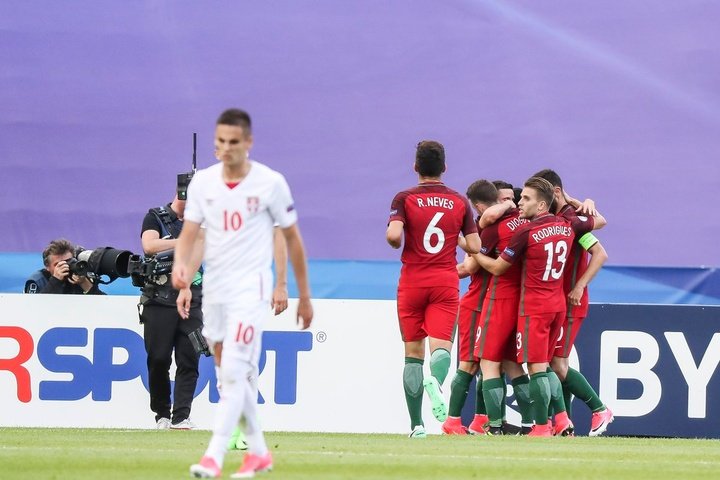 Portugal derrota a Serbia con la ayuda de Guedes