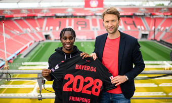Arrivé à 20 ans en Allemagne en 2021, Jérémie Frimpong est devenu un élément essentiel du XI de Xabi Alonso. Le Néerlandais prolonge son contrat jusqu'en 2028 avec le Bayer Leverkusen.