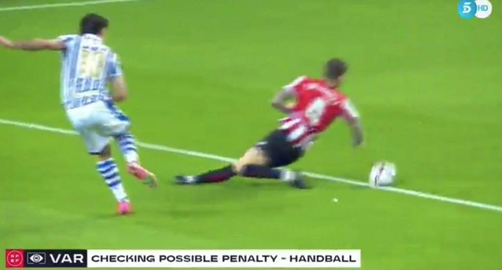Acción polémica en el derbi de la final de Copa. Captura/Telecinco