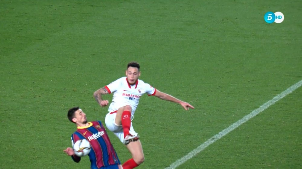 Sevilla claimed a penalty for handball by Lenglet. Screenshot/Telecinco.