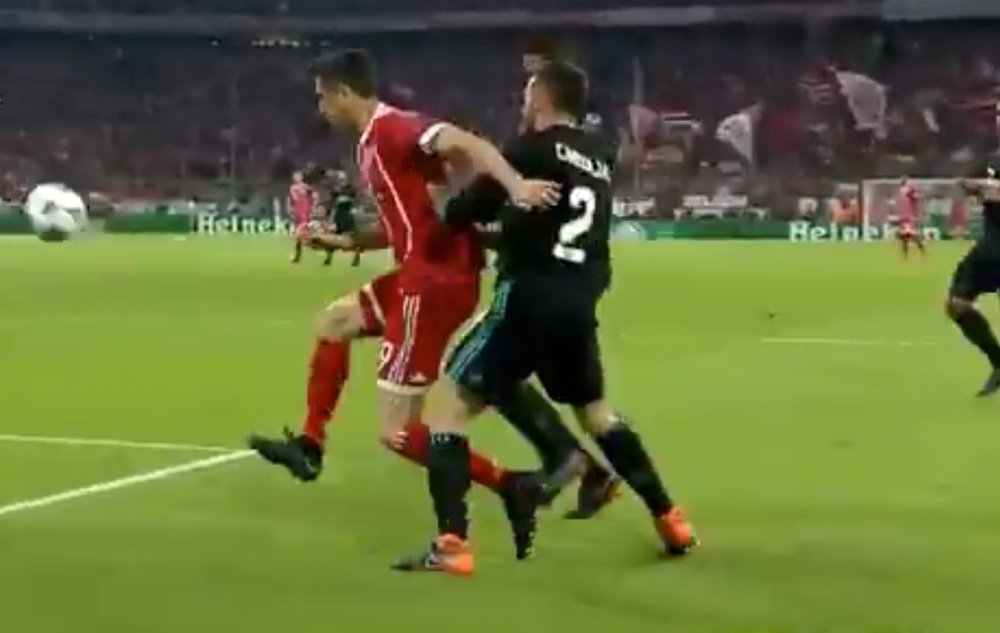 Carvajal atropelló a Lewandowski al inicio del partido. Twitter/Zona_blaugrana