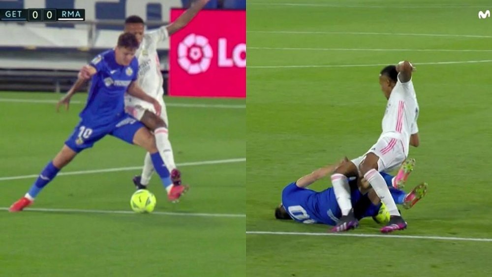 Militao pudo cometer penalti sobre Ünal. Capturas/MovistarLaLiga