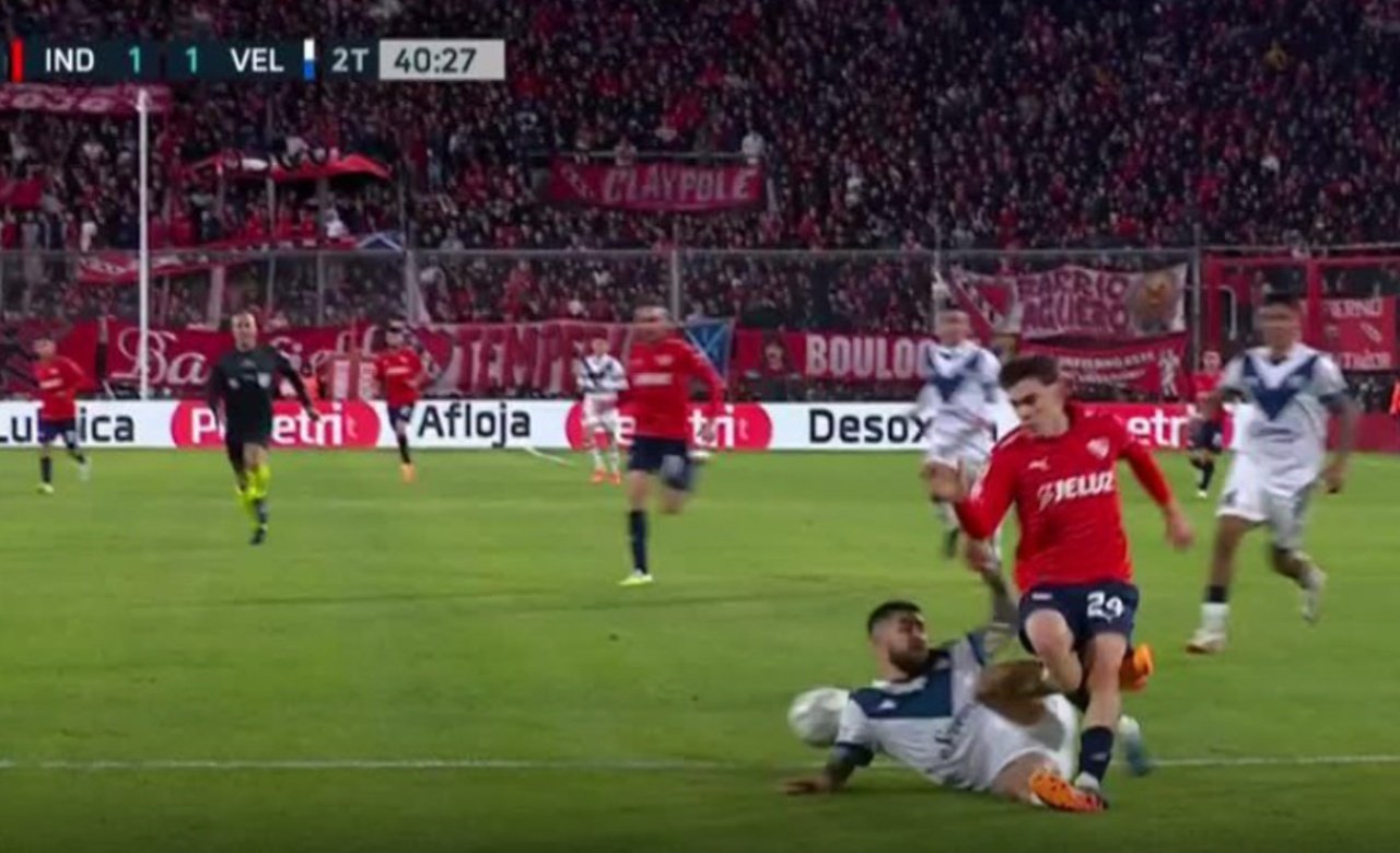 El posible penalti que pidió Independiente. Captura/ESPN