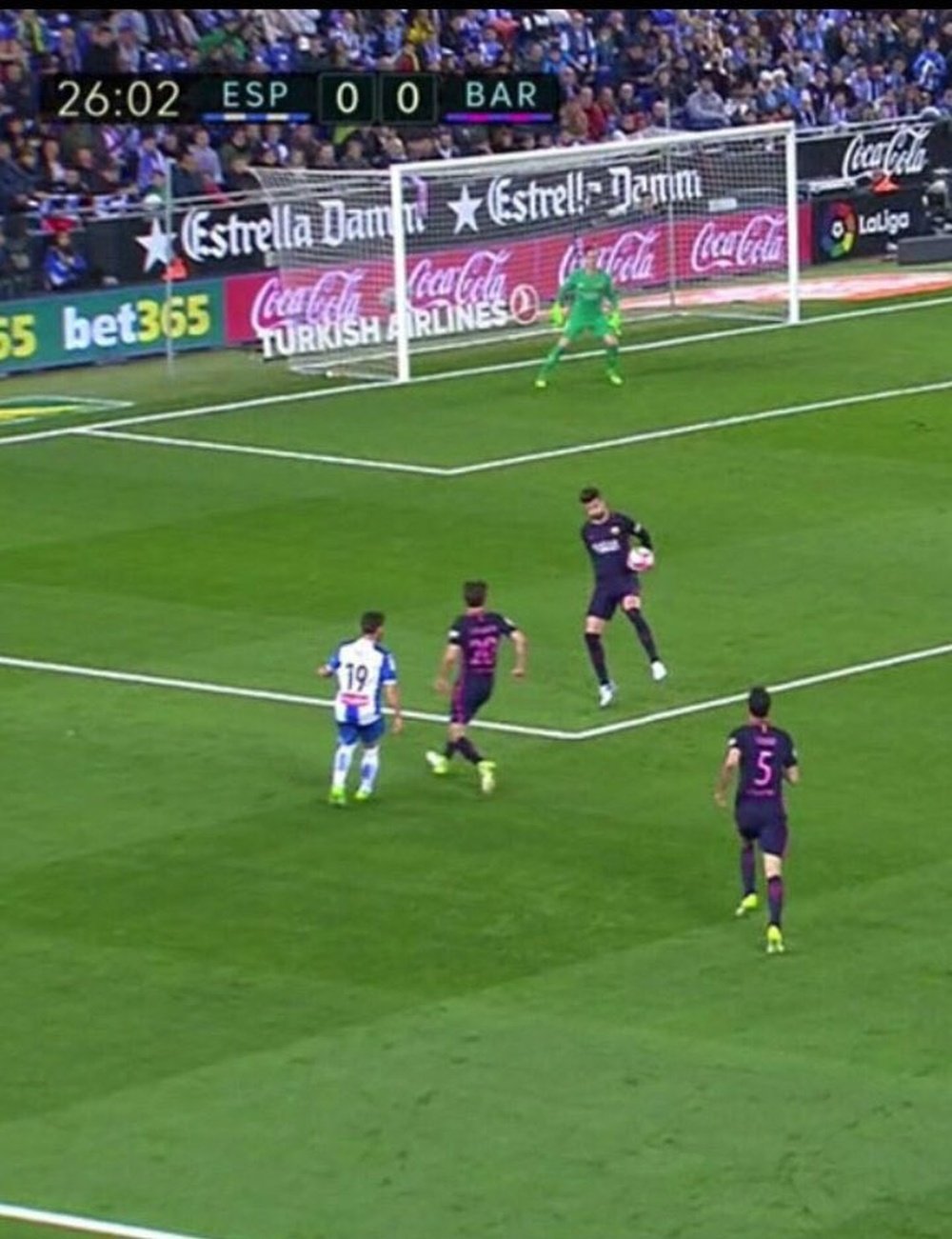 Posible penalti por mano de Piqué ante el Espanyol. Twitter