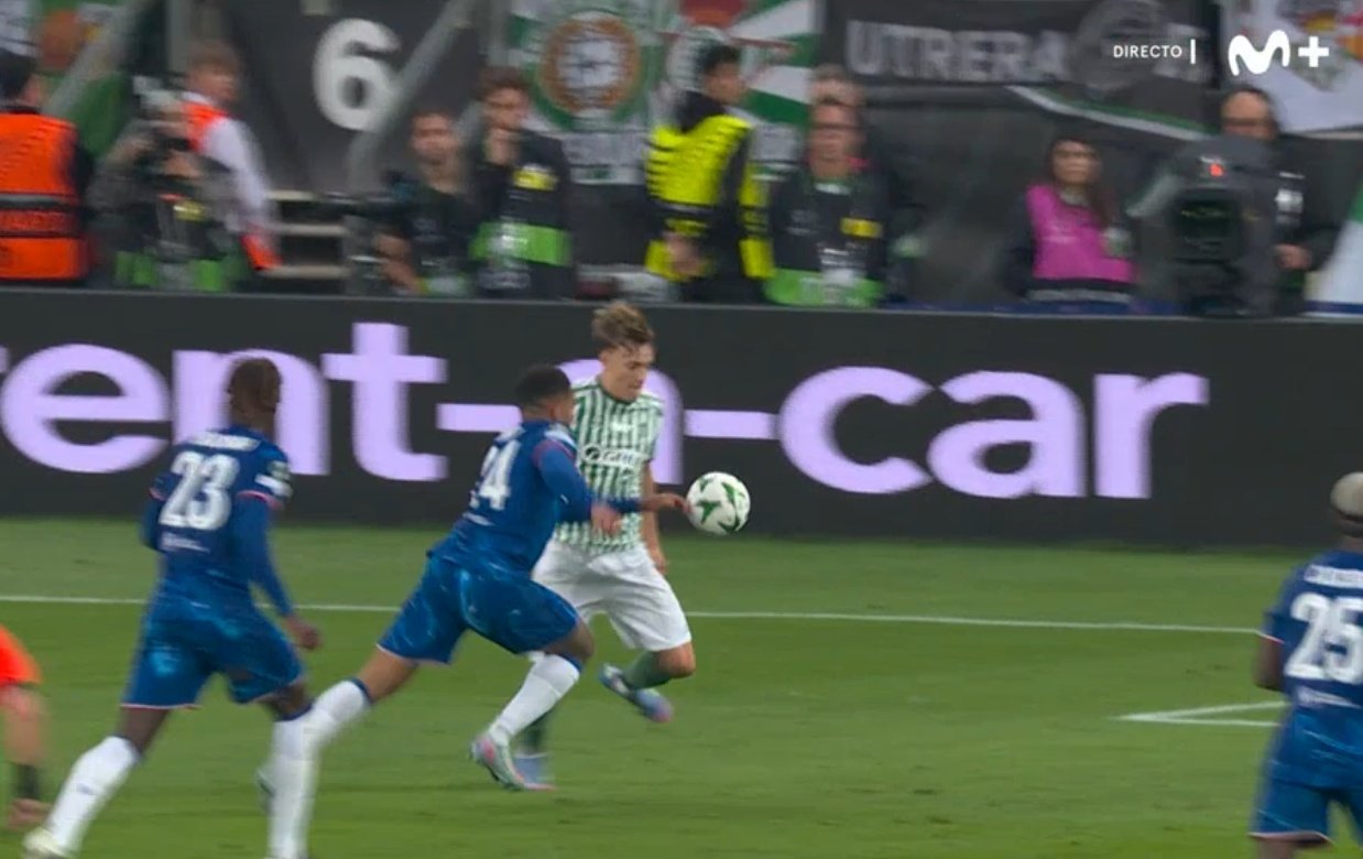 El posible penalti obviado que pudo meter al Betis en la final. Captura/Movistar+