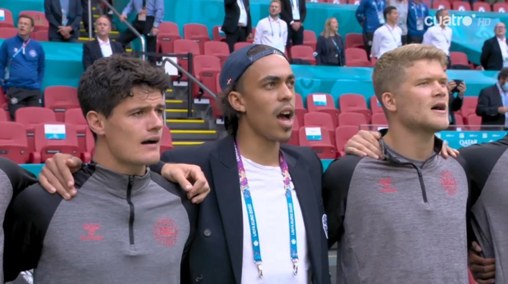 Injured Poulsen sung the Danish national anthem. Screenshot/Cuatro