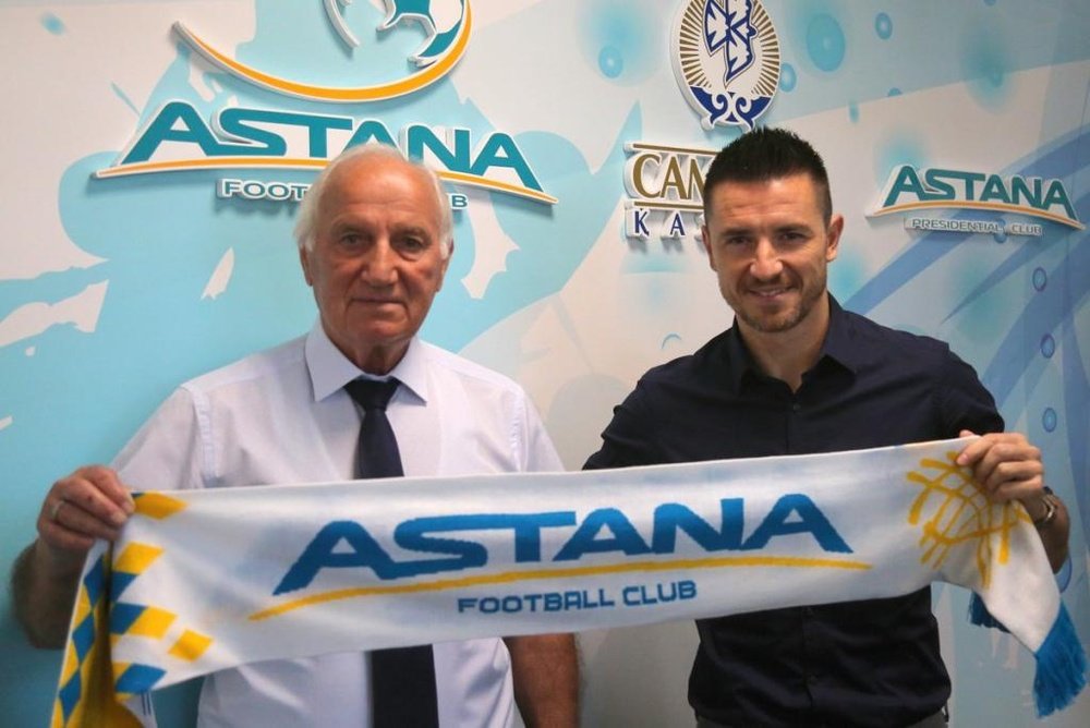 Rukavina firma con el Astana. Twitter/fc_astana